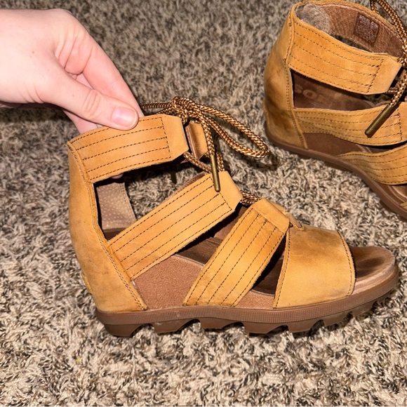 SOREL Women's 8.5 Tan Joanie II Lace Wedge Sandals - Picture 2 of 9